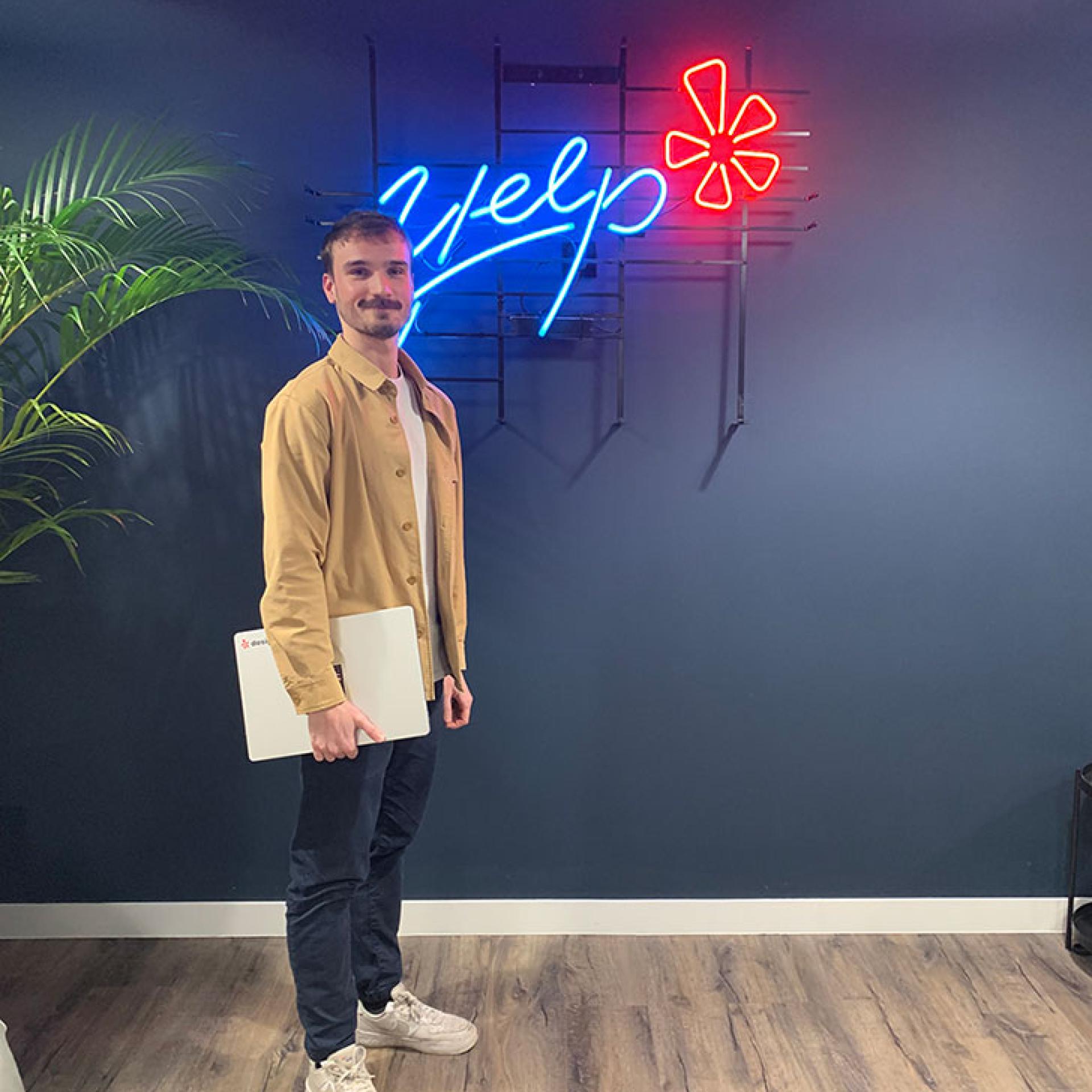Cyriac Jannel devant le logo Yelp