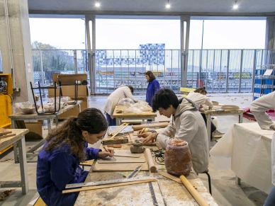 ecole ambiance atelier ceramique halle de fabrication