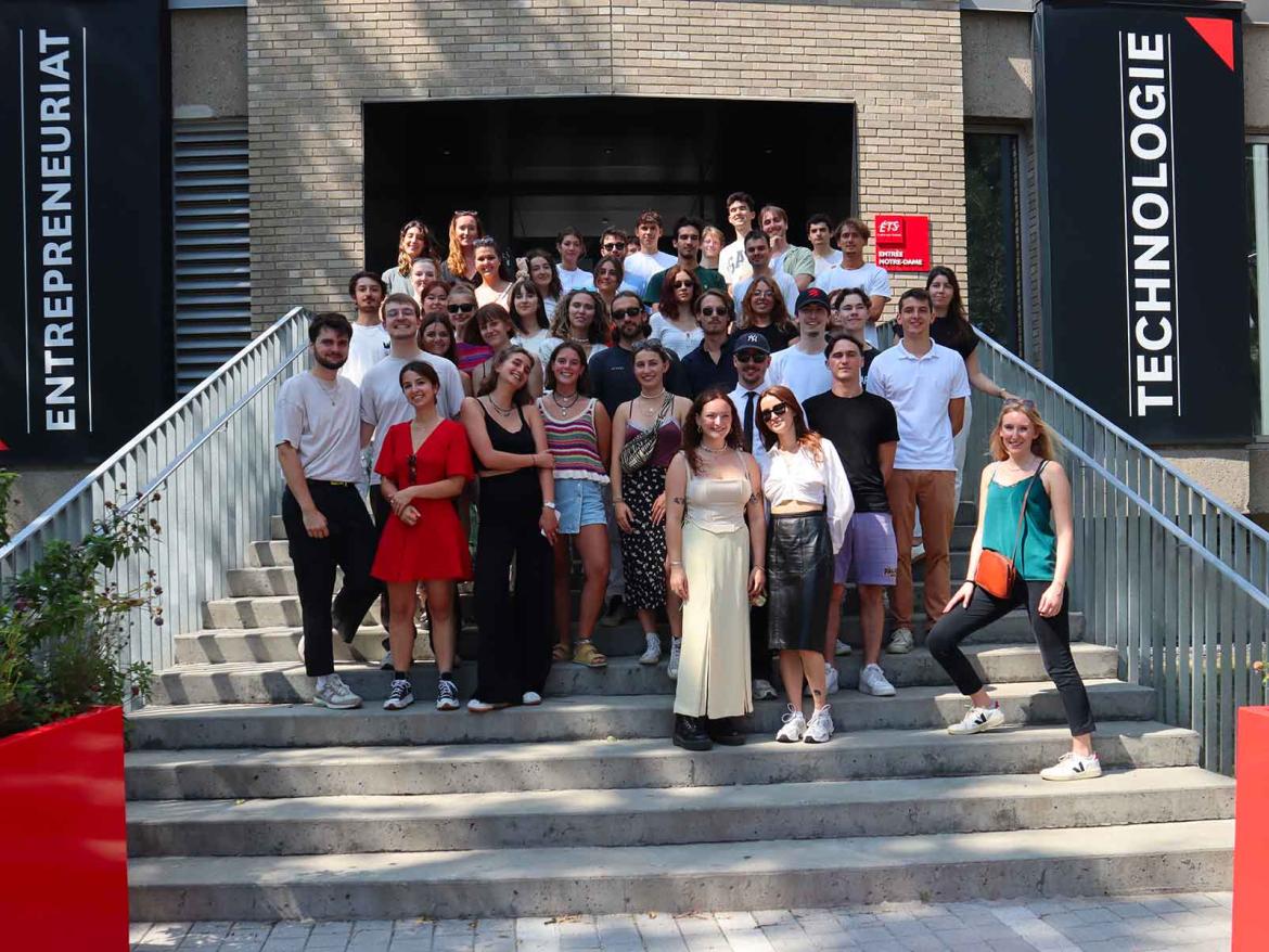 Étudiants du Studio Montréal devant le CenTech à la rentrée 2023