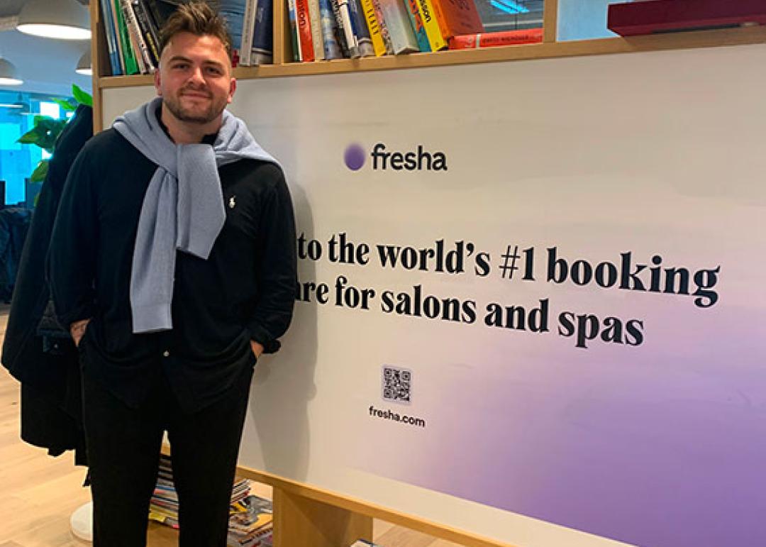une photo Lewis Dingley devant une affiche fresha